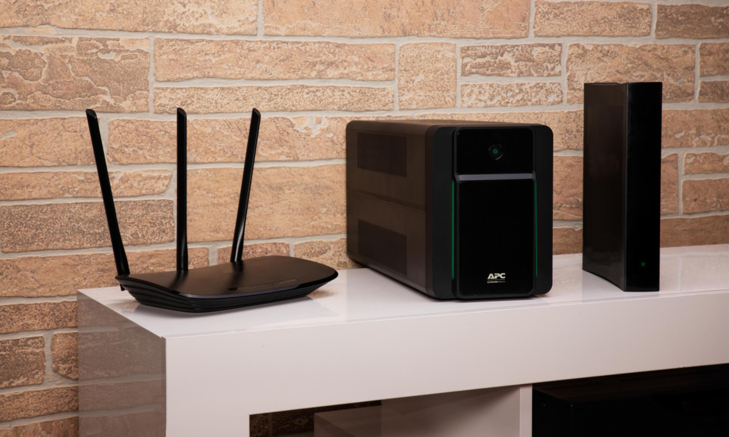 APC - UPS APC Back-UPS 1600VA 230V AVR IEC