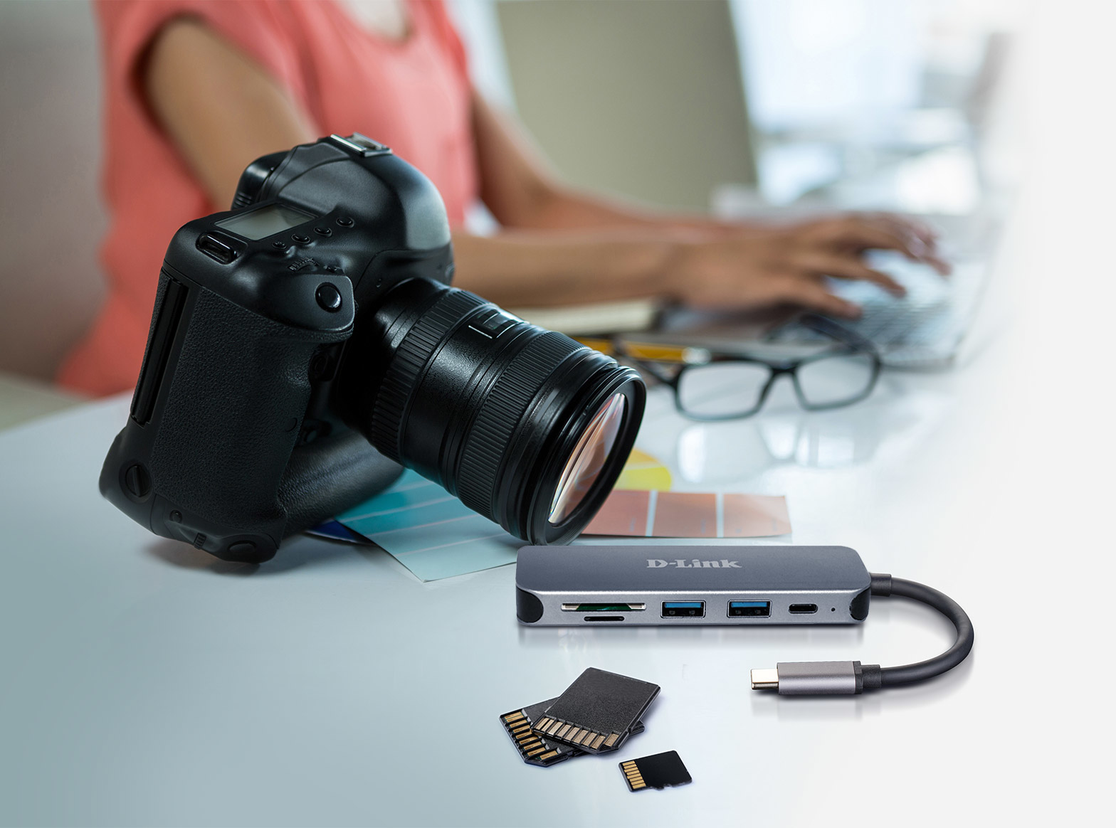 D-Link - HUB USB D-Link USB-C Macho > 2 x USB 3.0 (SS) + 1 x USB-C (Thunderbolt 3) + Leitor de Cartões