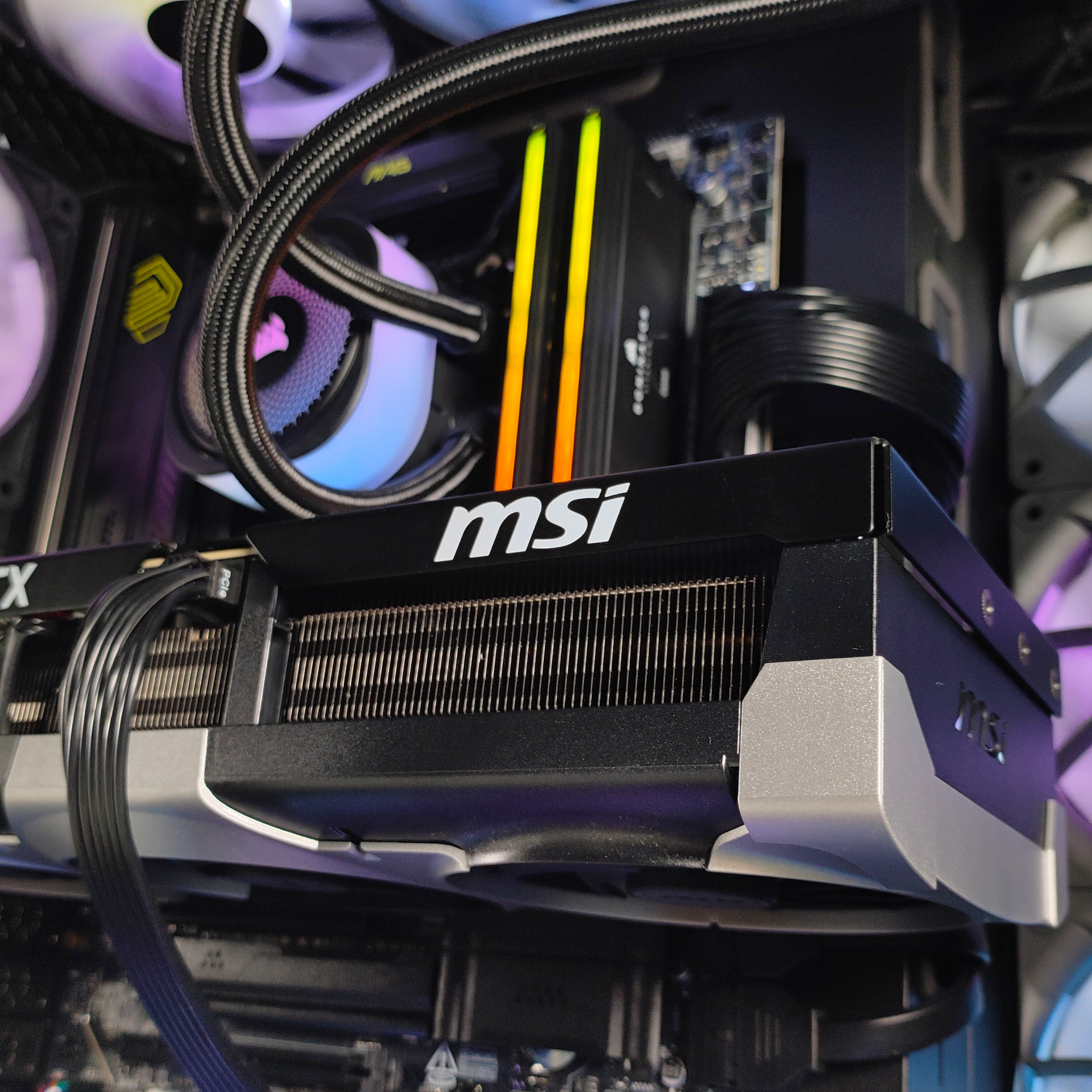 King Mod Systems - Ordenador King Mod Gamer-PC x iCUE Impakt Edition Ryzen 7 9800X3D 64GB DDR5 2TB RTX 5090 WiFi W11