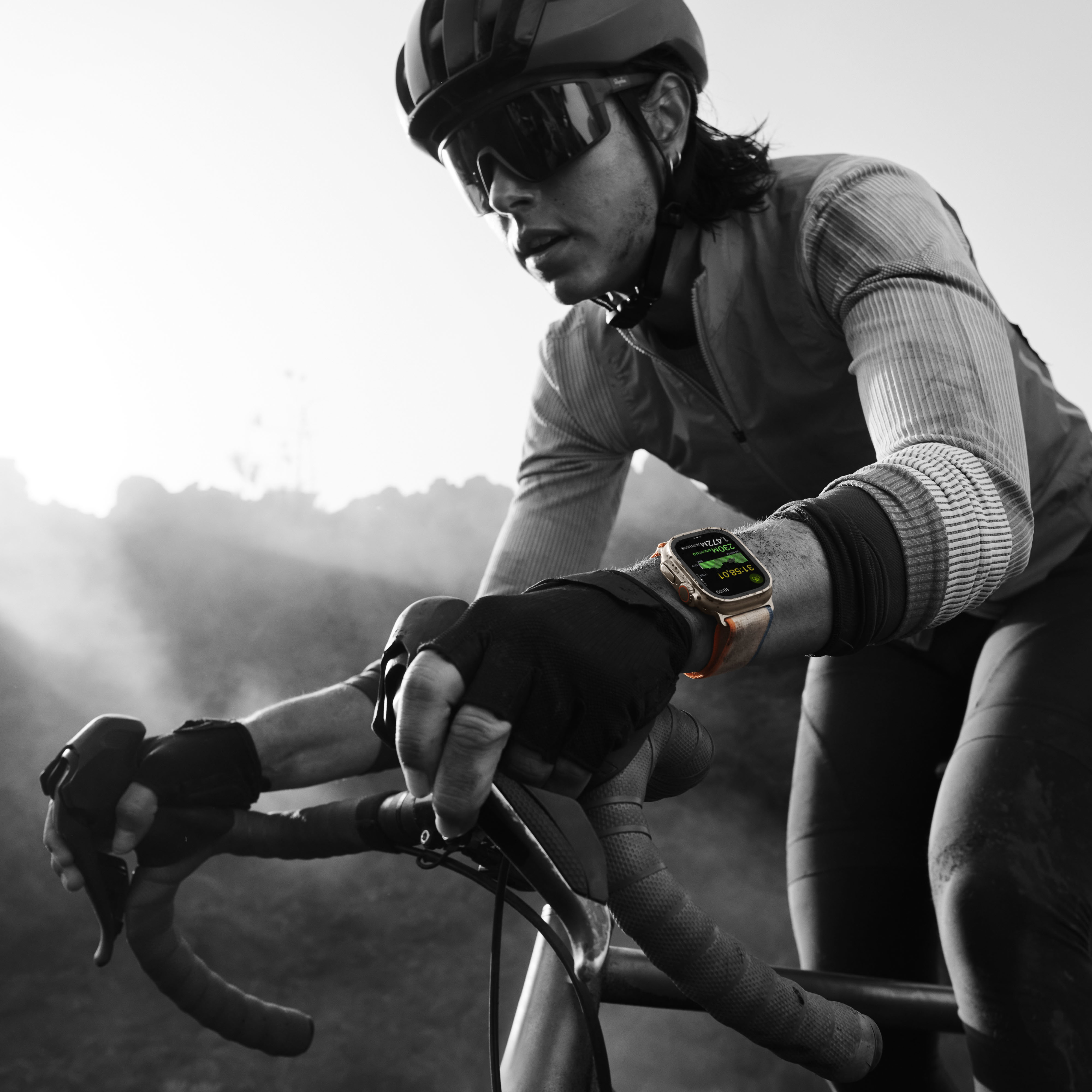 Apple - Smartwatch Apple Watch Ultra 2 GPS + Cellular, 49mm Titanium Case con Green/Grey Trail Loop  (S/M)