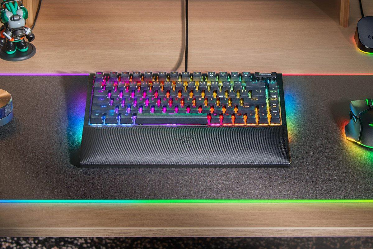 Picture of Picture of Teclado Razer BlackWidow V4 75% (ISO) RGB Tactile Switch (US)