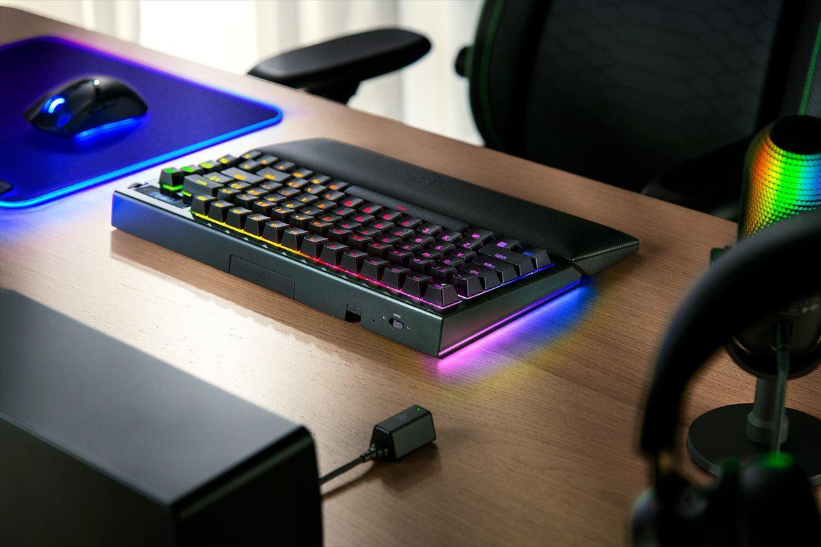 Razer - Teclado Razer BlackWidow V4 Pro 75% RGB Tactile Switch Wireless/Bluetooth (US)