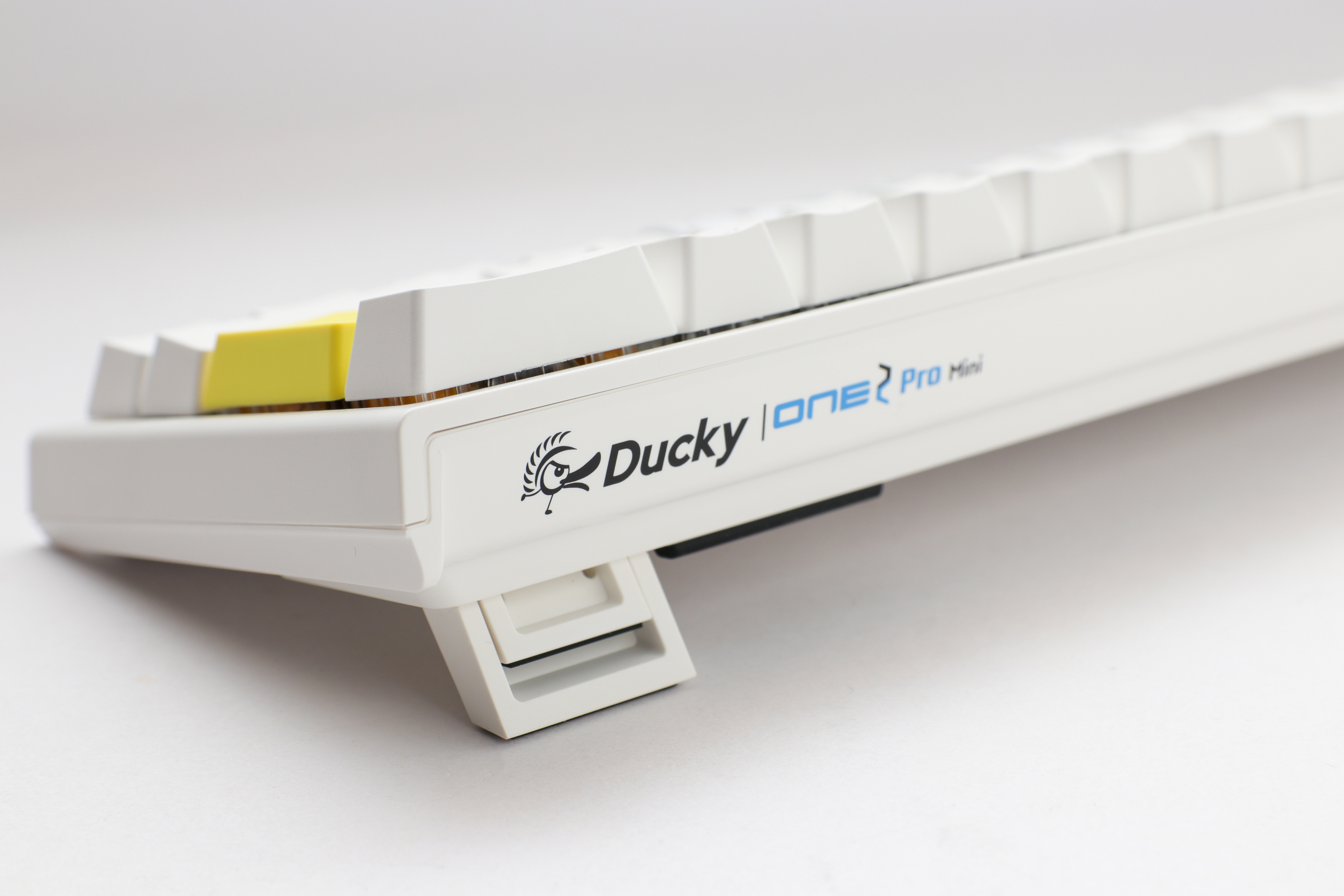 Ducky - Teclado Ducky ONE 2 PRO Classic Mini 60% Pure White, Kailh Red, RGB, PBT - Mecánico (ES)
