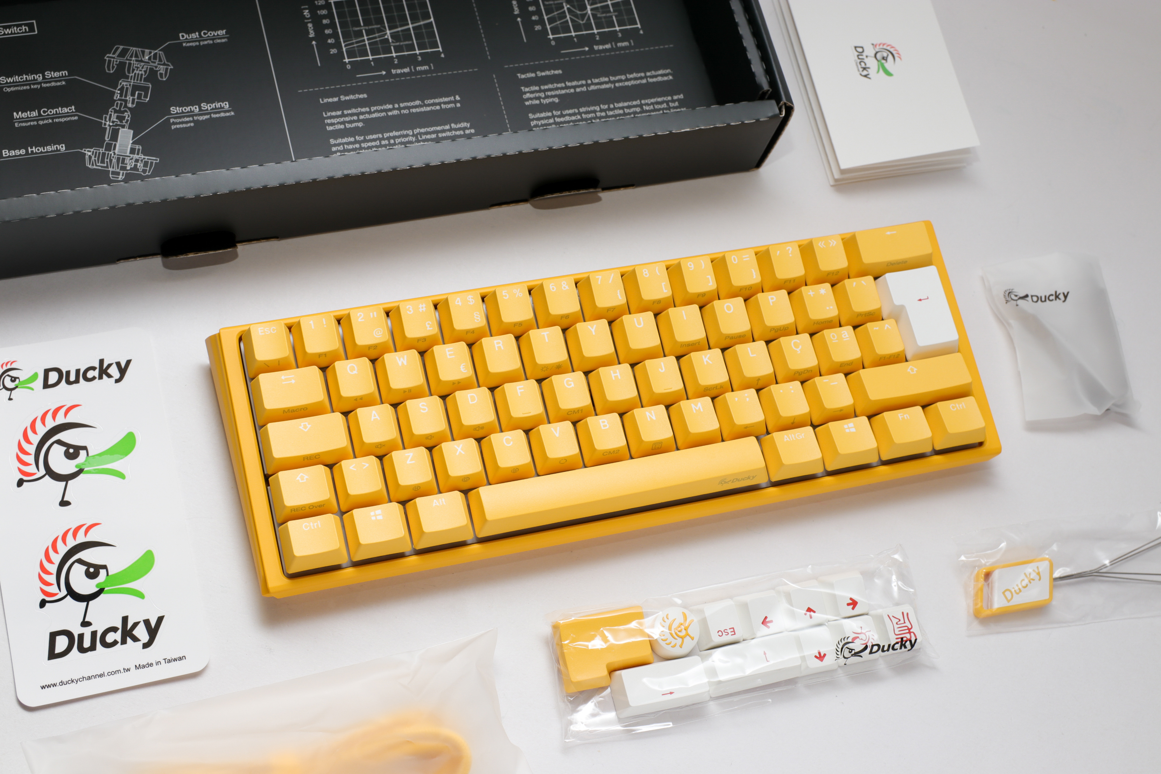 Ducky - Teclado Ducky One 3 Yellow Ducky Mini 60%, Hot-swappable, MX-Brown, RGB, PBT - Mecánico (DE)