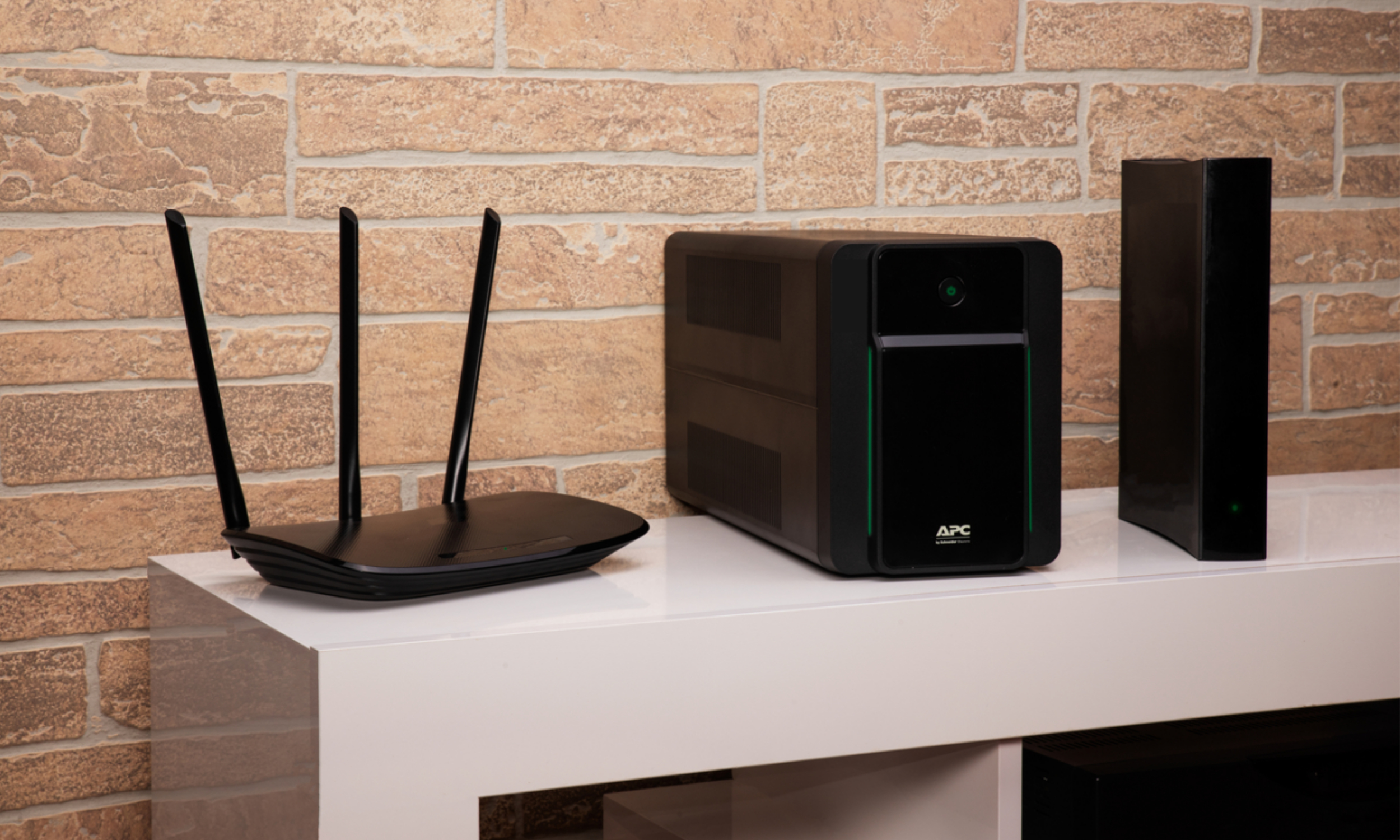 APC - UPS APC Back-UPS 2200VA 230V AVR Tomas IEC