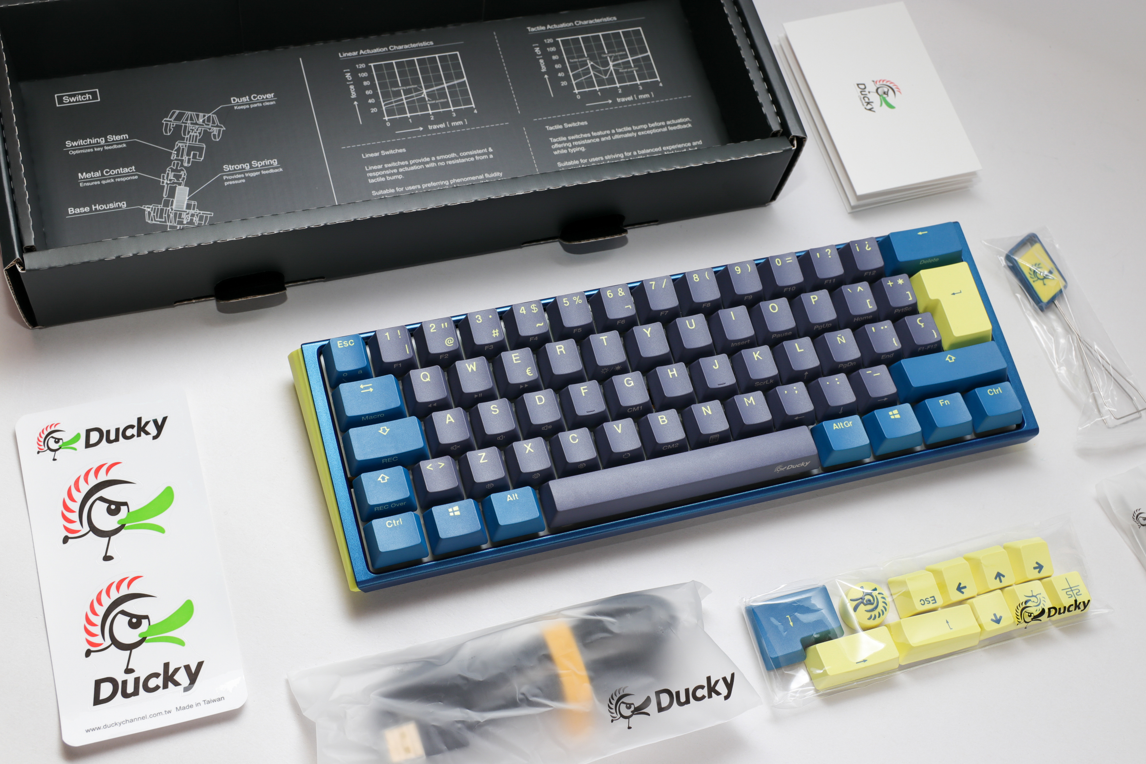 Ducky - Teclado Ducky One 3 Daybreak Mini 60%, Hot-swappable, MX-Blue, RGB, PBT - Mecánico (ES)