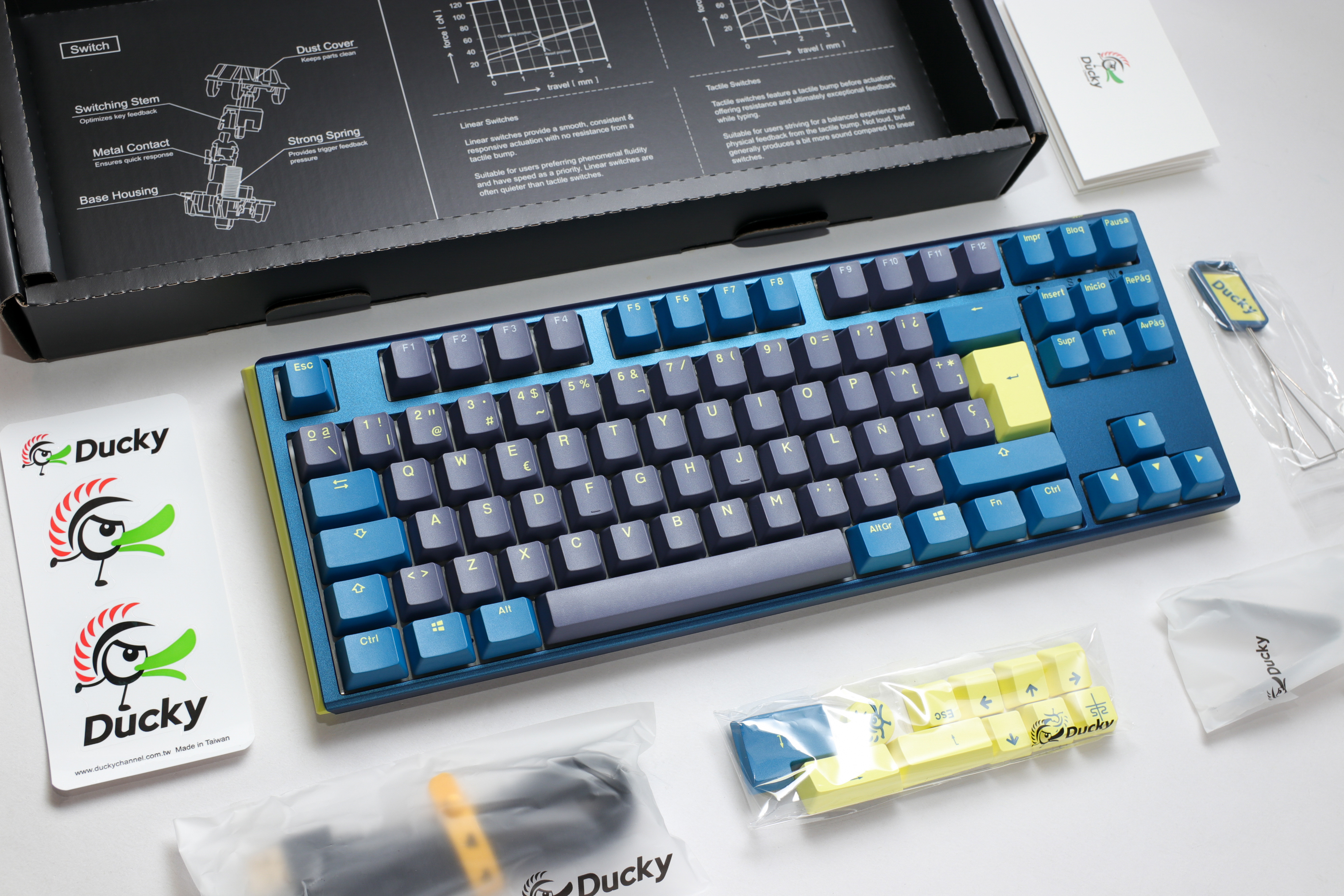 Ducky - Teclado Ducky One 3 Daybreak TKL, Hot-swappable, MX-Blue, RGB, PBT - Mecánico (ES)