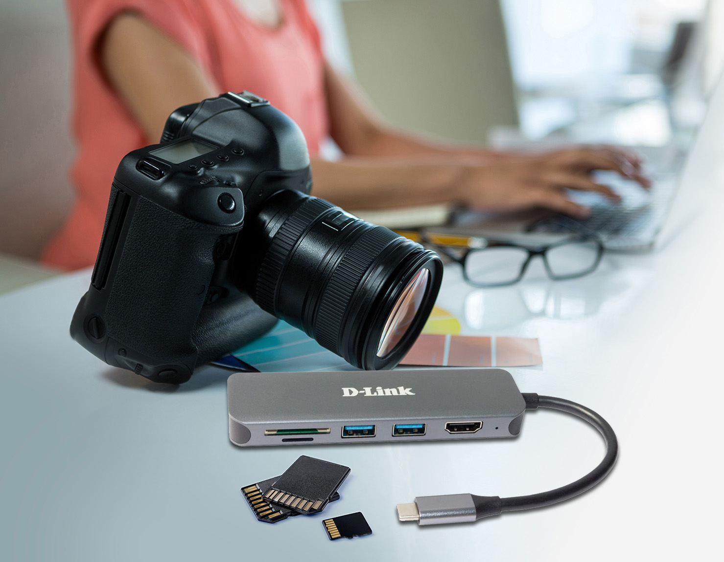 D-Link - HUB USB D-Link USB-C Macho > 2 x USB 3.0 (SS) + 1 x HDMI (4K Ready) + 1 x USB-C (PD60W) + Leitor de Cartões