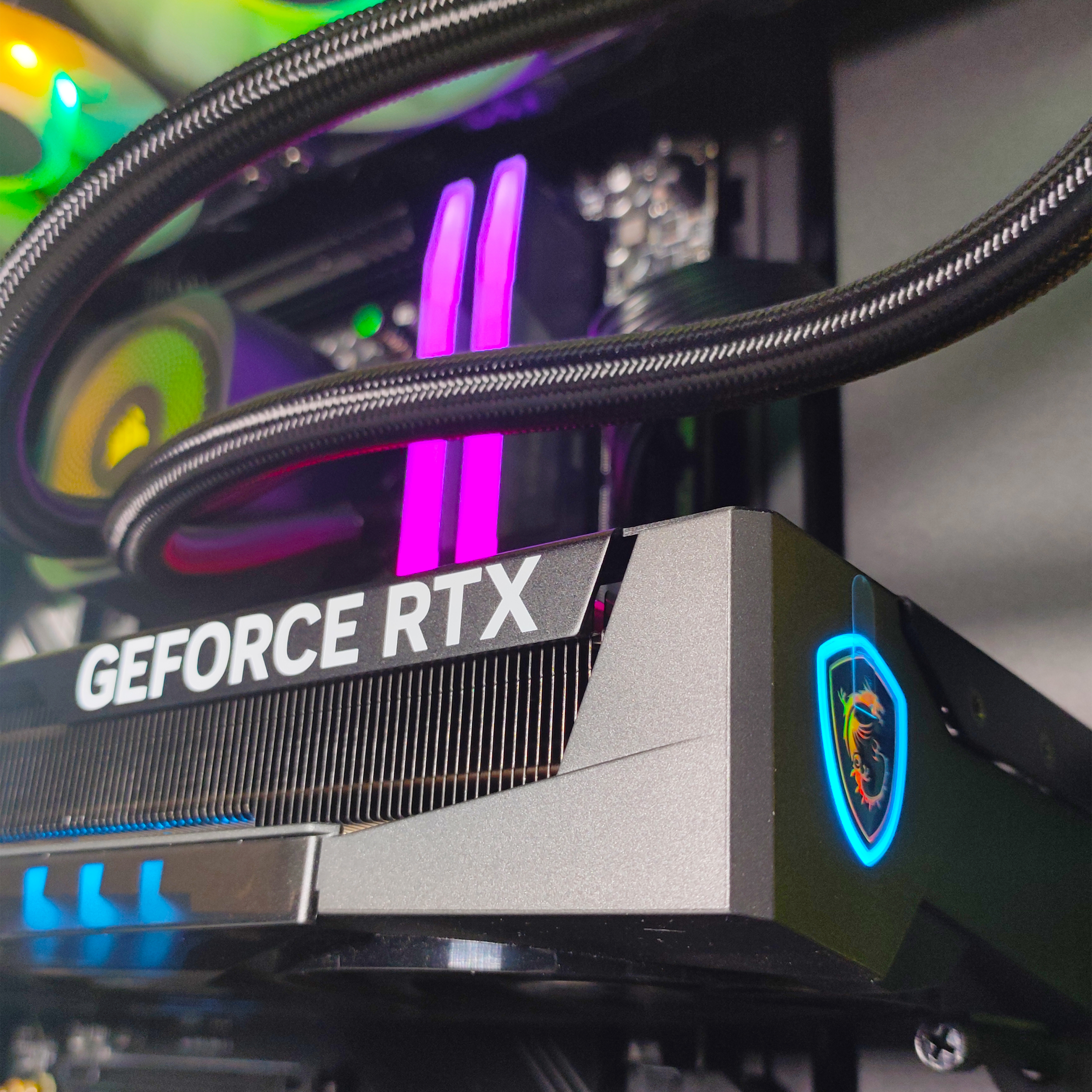 King Mod Systems - Ordenador King Mod Gamer-PC x iCUE Ryzen 7 9700X 32GB DDR5 1TB RTX 5070 WiFi W11