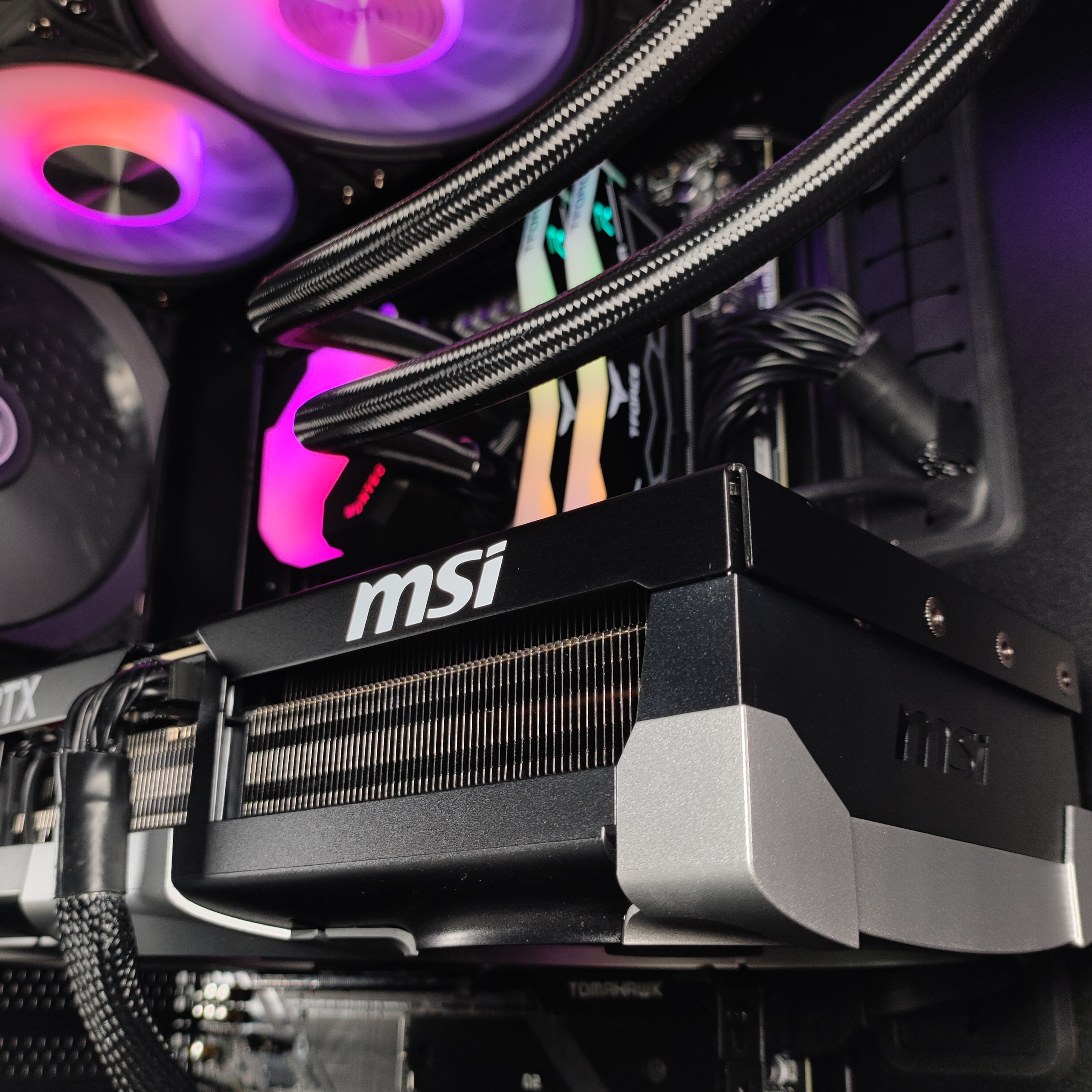 King Mod Systems - Ordenador King Mod Gamer-PC Ryzen 7 9800X3D 32GB DDR5 2TB RTX 5090 WiFi W11