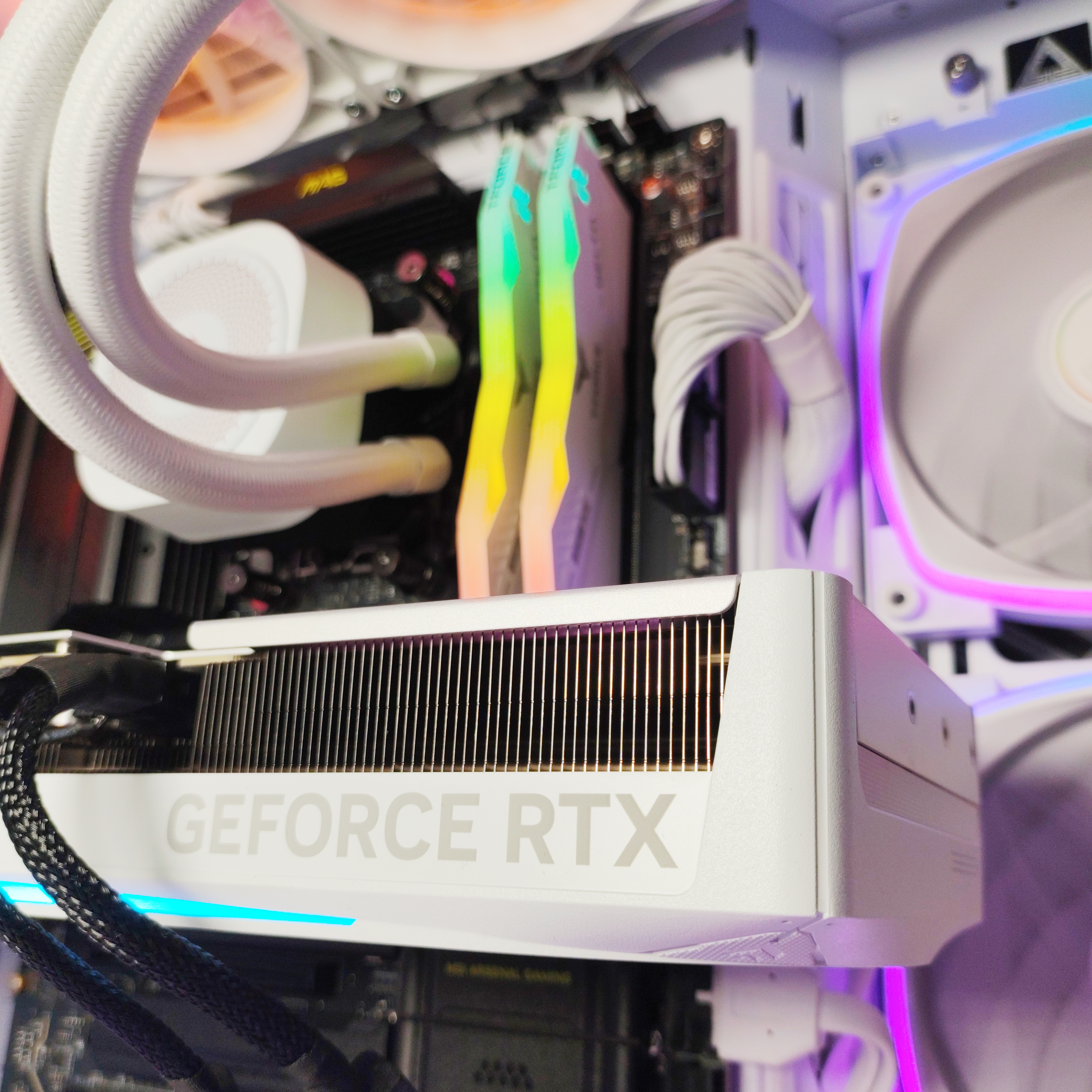 King Mod Systems - Ordenador King Mod Limited-PC Ryzen 7 9800X3D 32GB DDR5 1TB RTX 5070 Ti WiFi W11