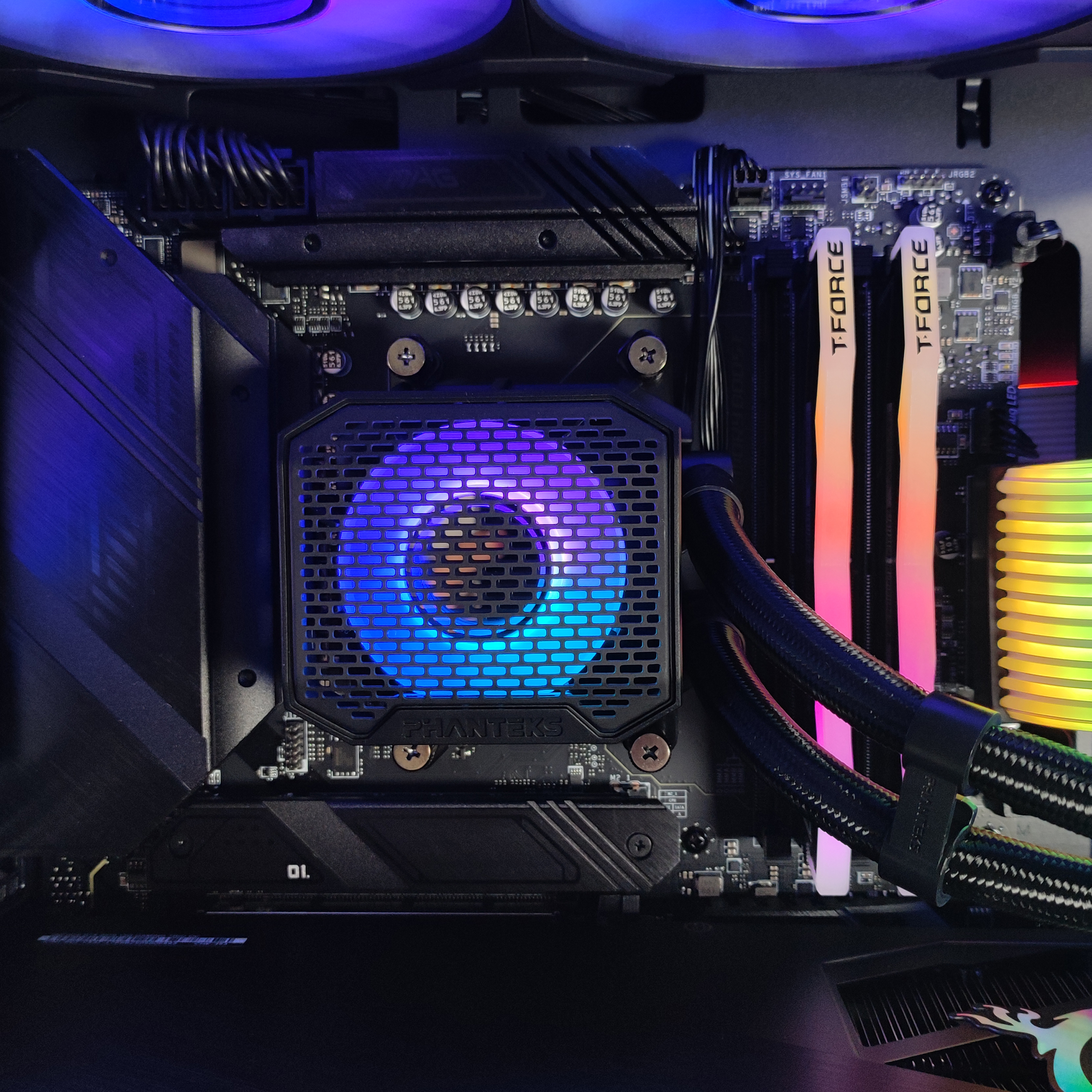 King Mod Systems - Ordenador King Mod Gamer-PC Ryzen 7 9700X 32GB DDR5 1TB RTX 5070 WiFi W11