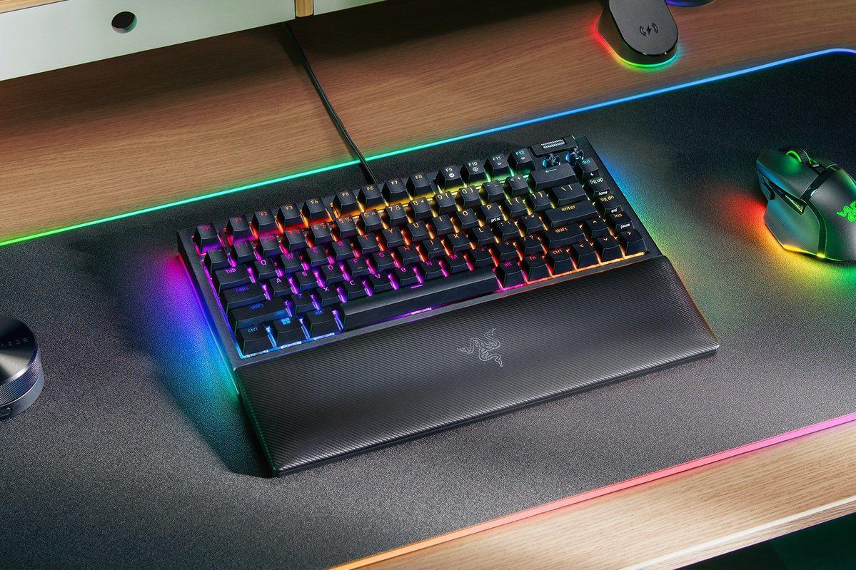 Razer - Teclado Razer BlackWidow V4 75% (ISO) RGB Tactile Switch (US)